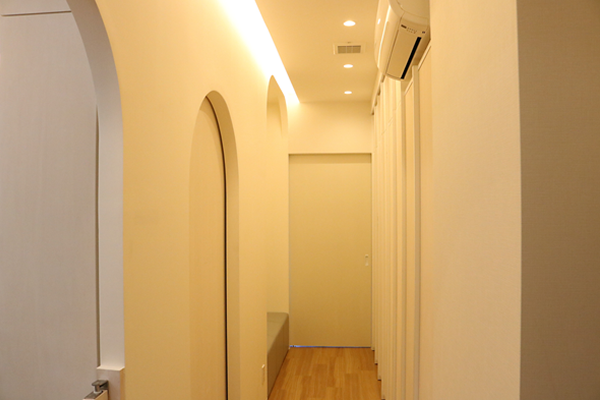 中待合、通路｜耳鼻咽喉科さがわクリニック｜京都市西京区新林センター前にある耳鼻咽喉科